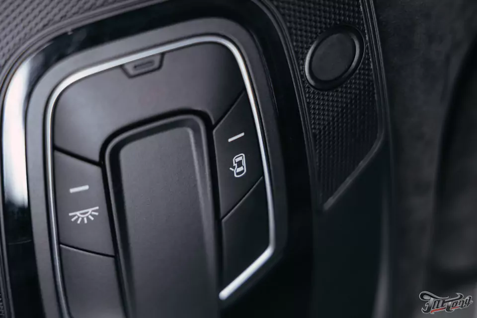 Перетянули потолок Audi A6 в алькантару и окрасили потолочный пластик в черный цвет